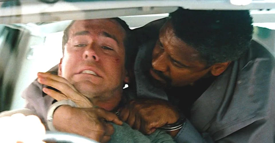 RYAN REYNOLDS przypadkiem uderzył Denzela Washingtona na planie filmu. "Wyglądał jak ozdoba świąteczna"