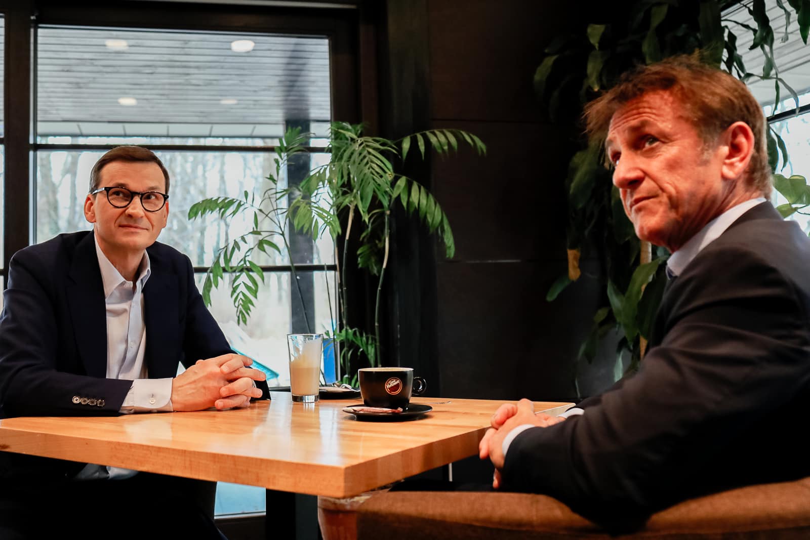 SEAN PENN spotkał się z Mateuszem Morawieckim, aby porozmawiać o pomocy dla Ukrainy