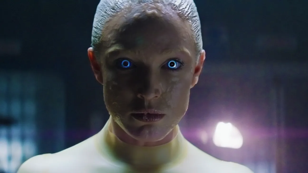 THE MACHINE. Kameralne science fiction czerpiące garściami z "Ghost in the Shell" i "Blade Runnera"