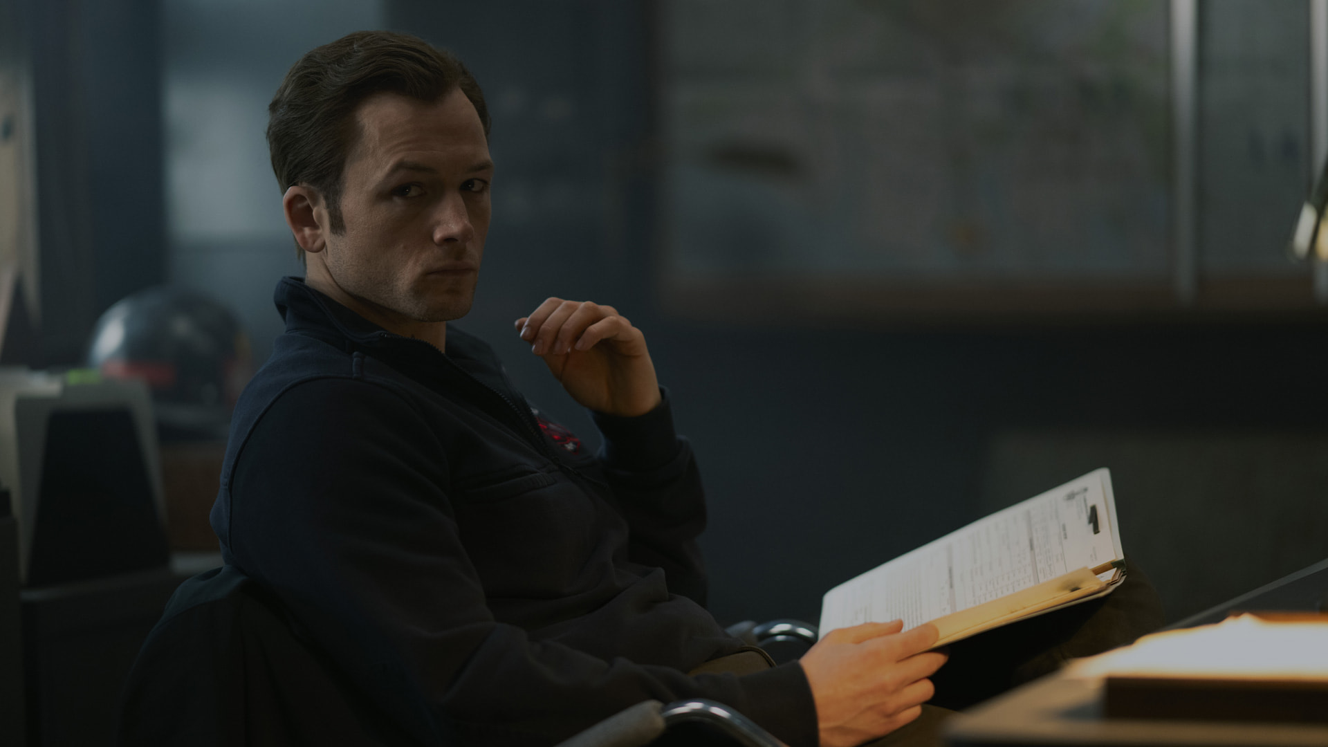 Taron Egerton w zwiastunie serialu DYM od twórców "Czarnego ptaka"