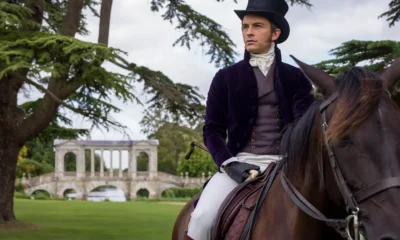 Twórcy drugiego sezonu BRIDGERTONÓW używali napompowanej do połowy piłki przy kręceniu scen seksu