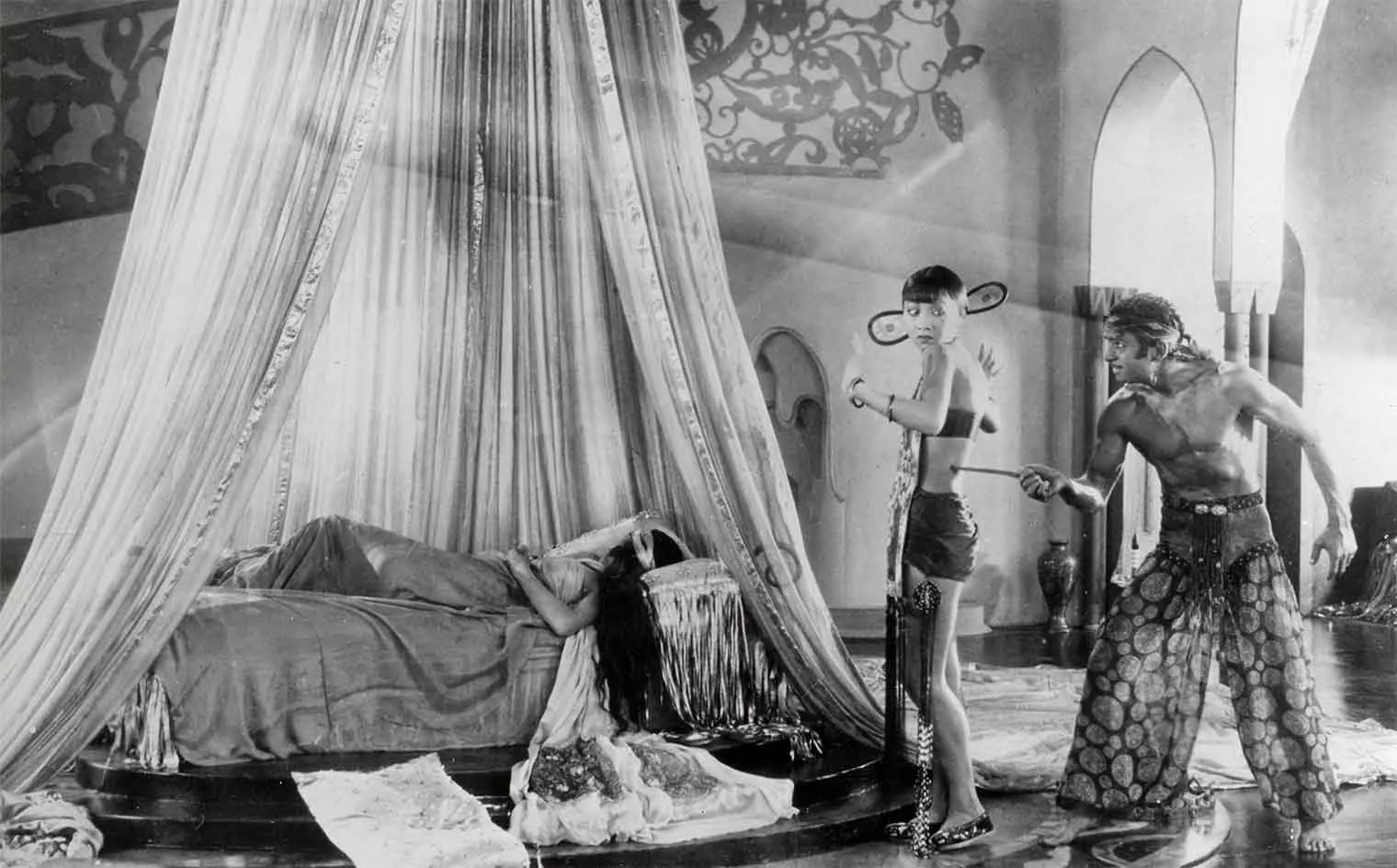 Anna May Wong i Douglas Fairbanks w filmie "Złodziej z Bagdadu" (1924)
