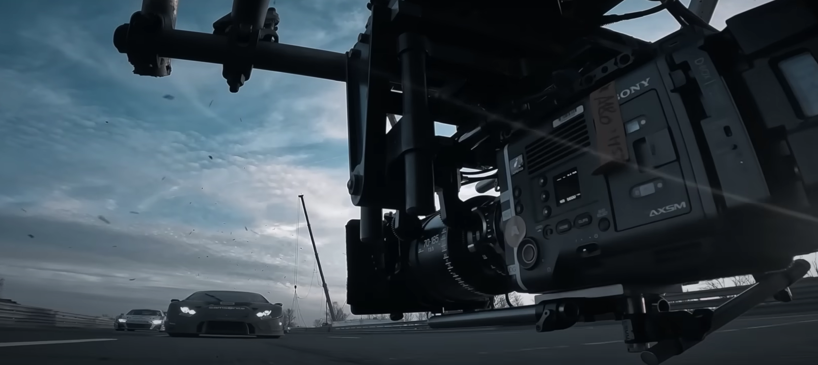 Zobaczcie materiał promujący film GRAN TURISMO Neilla Blomkampa. W obsadzie m.in. David Harbour