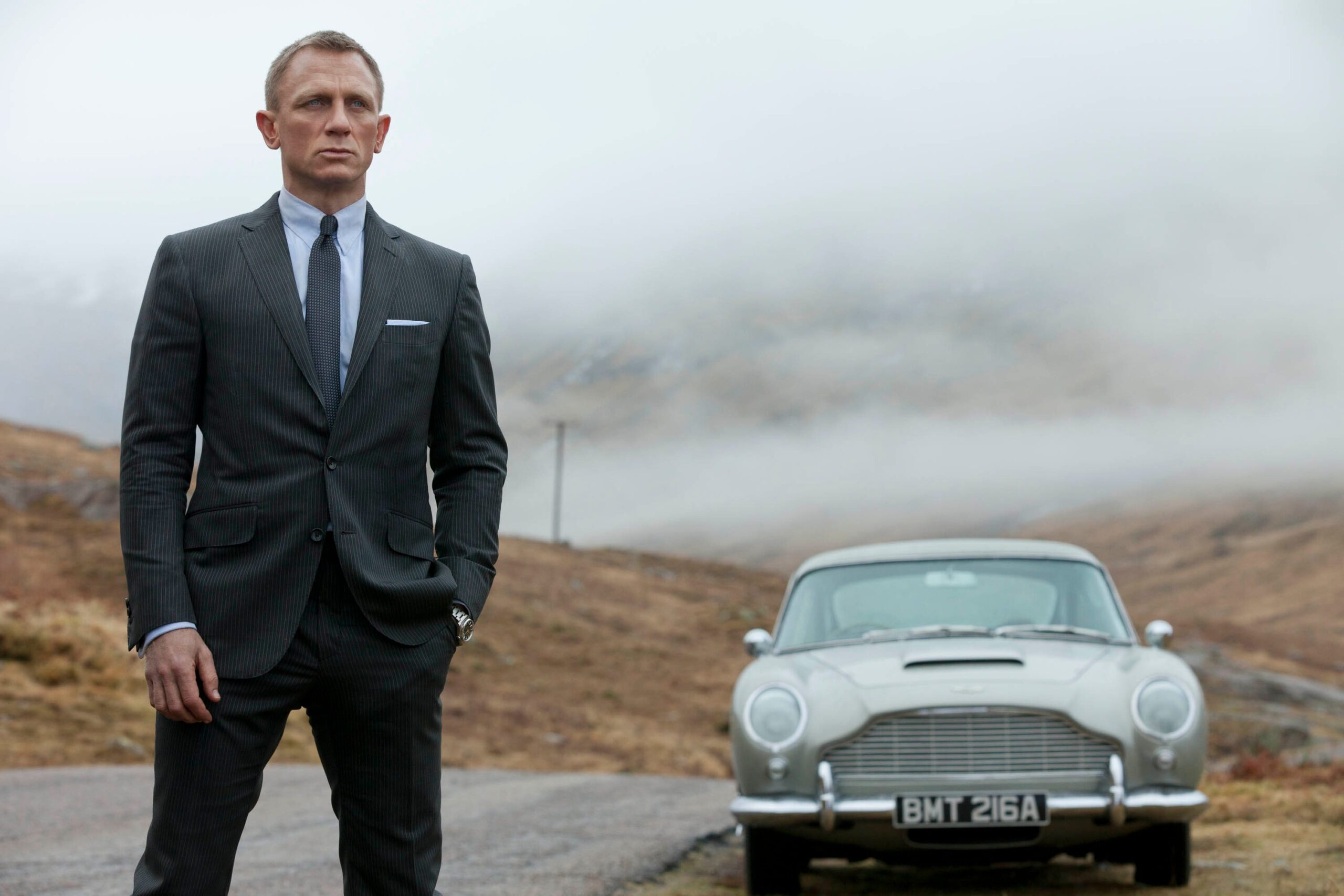 daniel craig jako james bond aston martin