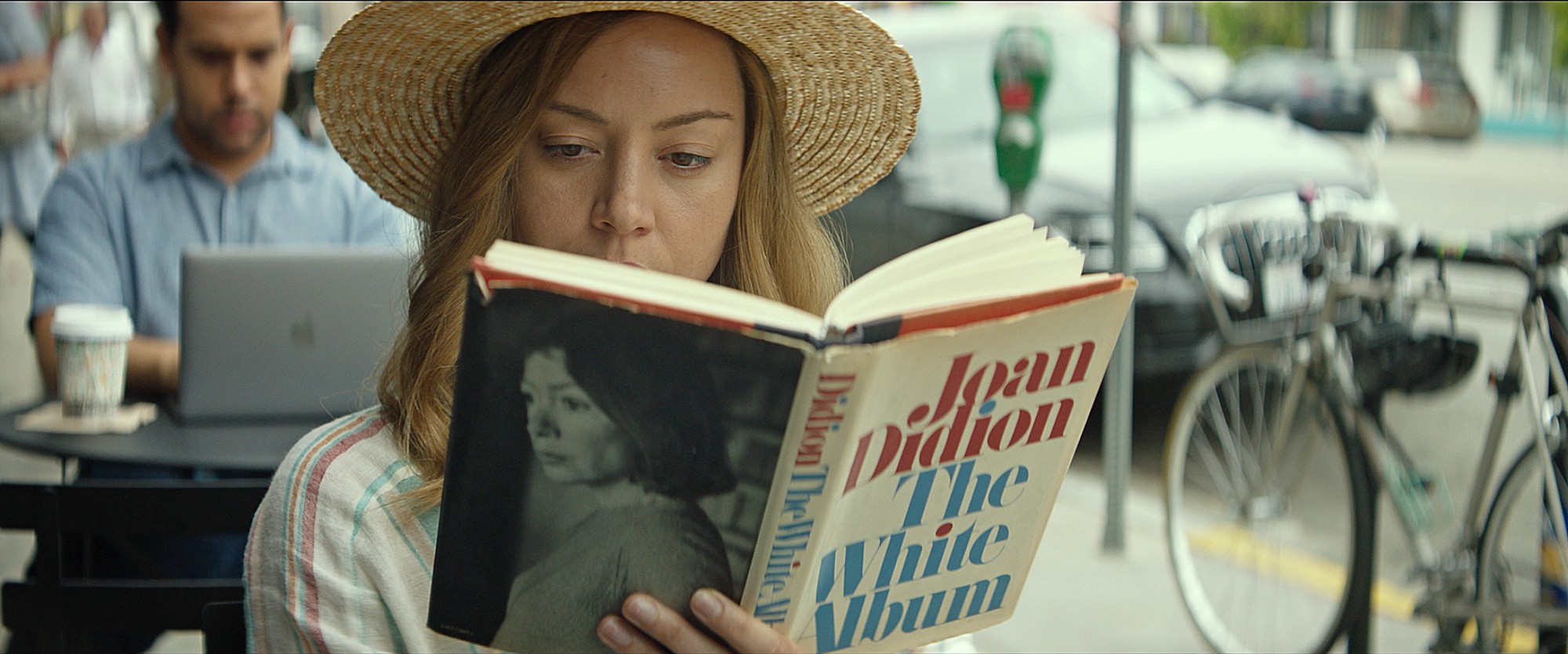 Kadr z filmu "Ingrid wyrusza na zachód"