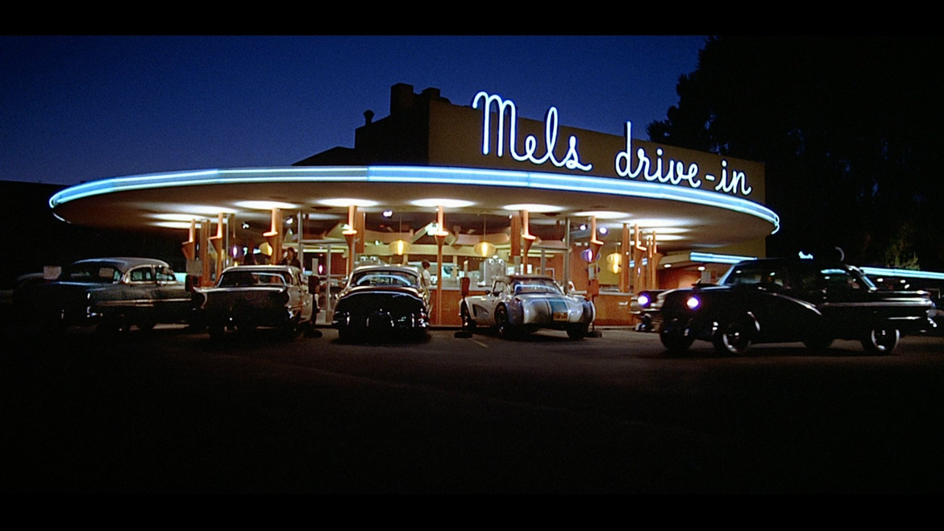 AMERYKAŃSKIE GRAFFITI. Wchodzenie w dorosłość według GEORGE'A LUCASA | film.org.pl AMERYKAŃSKIE GRAFFITI. Wchodzenie w dorosłość według GEORGE'A LUCASA