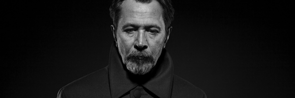 Gary Oldman na kolanach