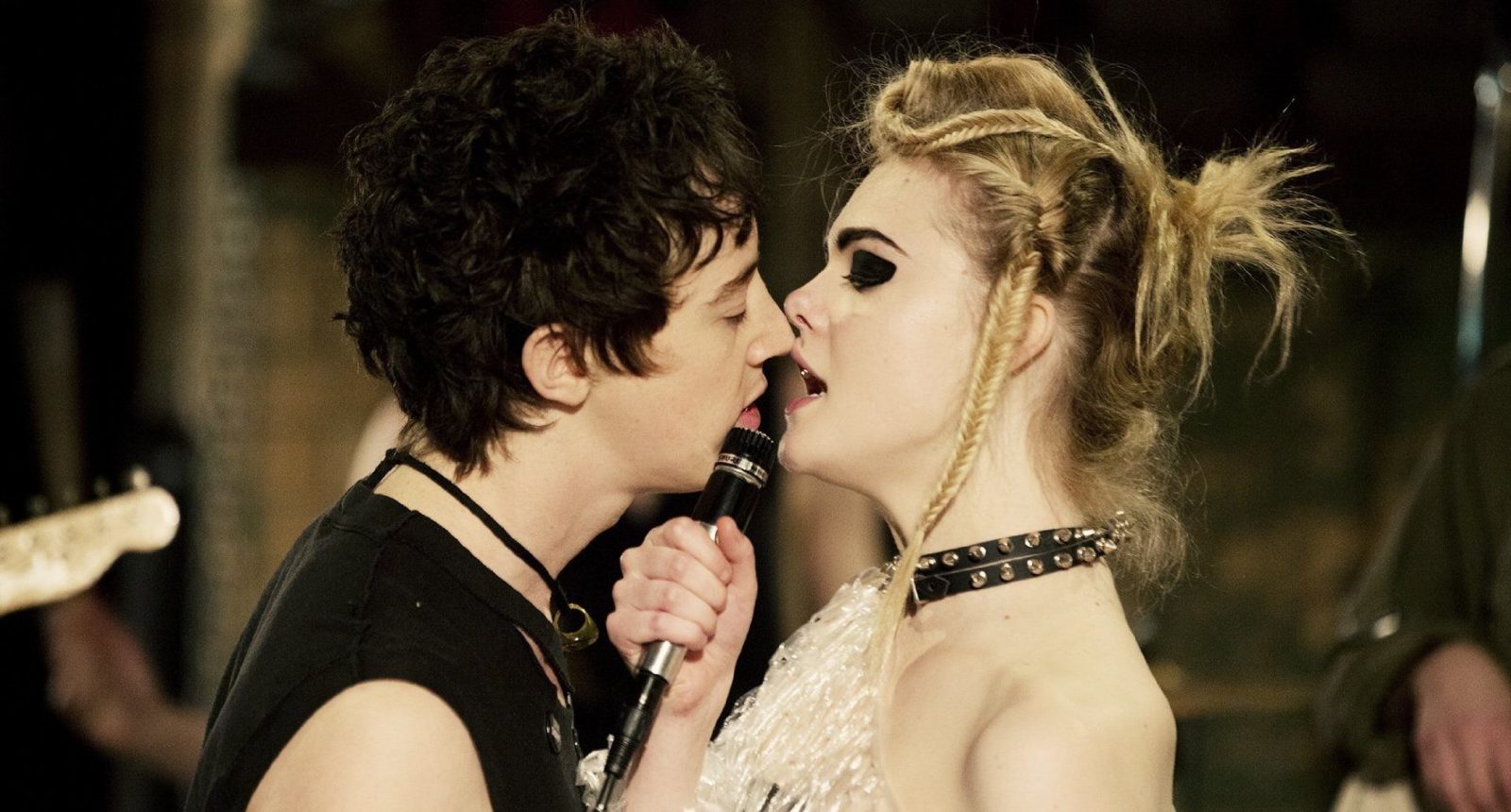 HOW TO TALK TO GIRLS AT PARTIES. Neil Gaiman w natarciu. Zobacz teasery nowego filmu