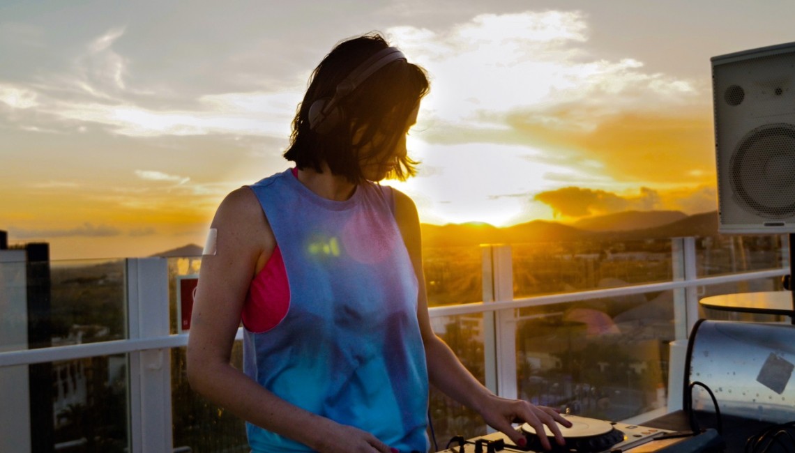 MŁODZI LUDZIE CHCĄ OGLĄDAĆ FILMY O MUZYCE. Wywiad z producentem filmu "DJ"