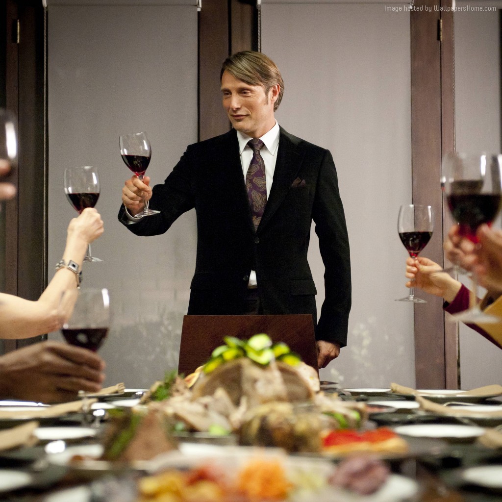 Mikkelsen pije alkohol w trakcie wywiadu? Przyjrzyj się uważnie