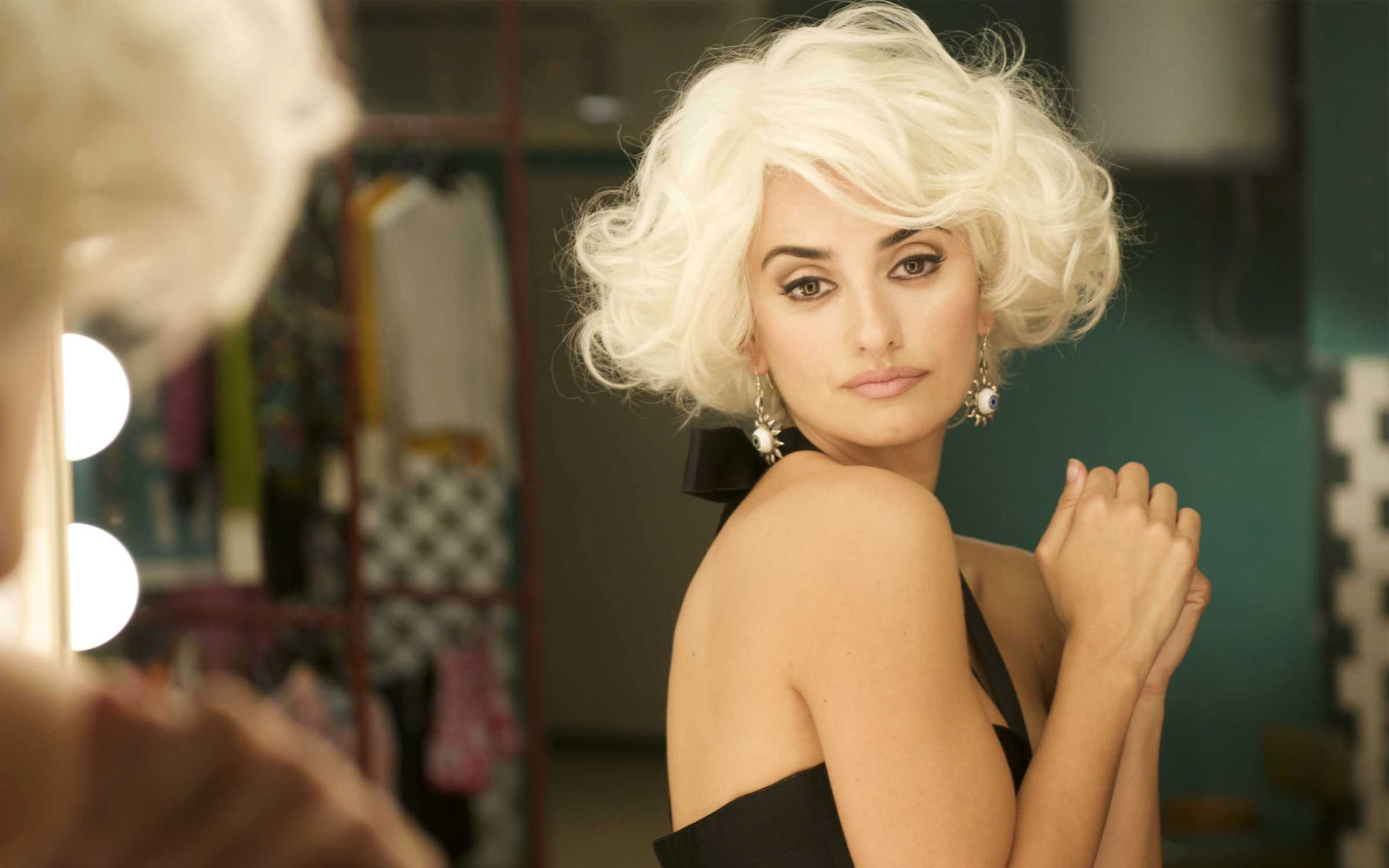 Moda jako medium narracji w filmach Pedro Almodóvara