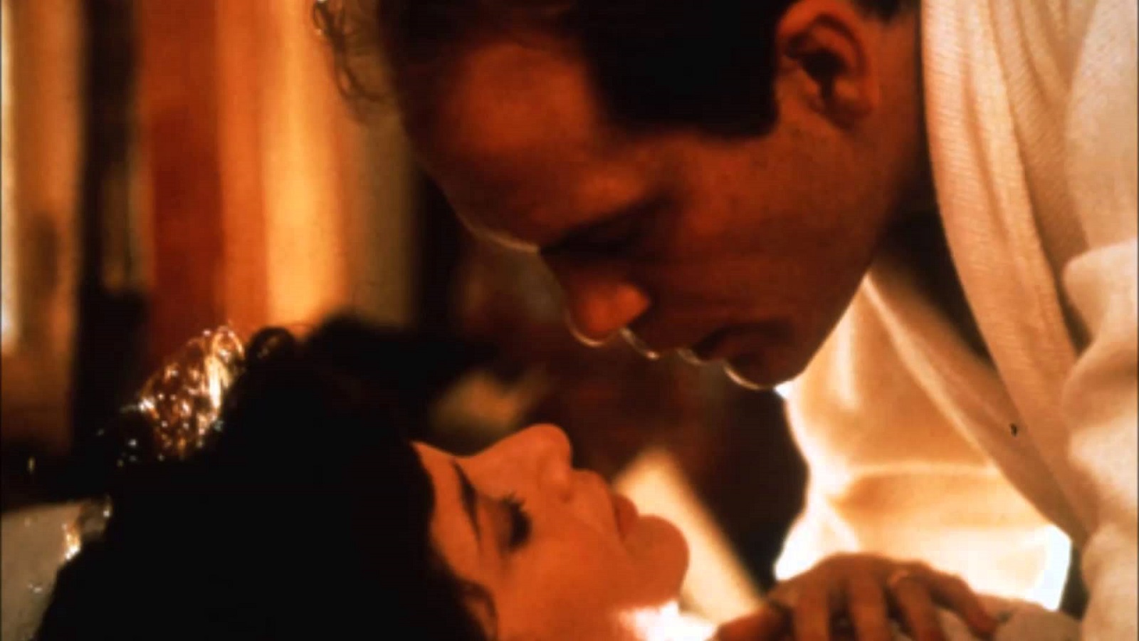 POD OSŁONĄ NIEBA. Analiza fragmentów filmu