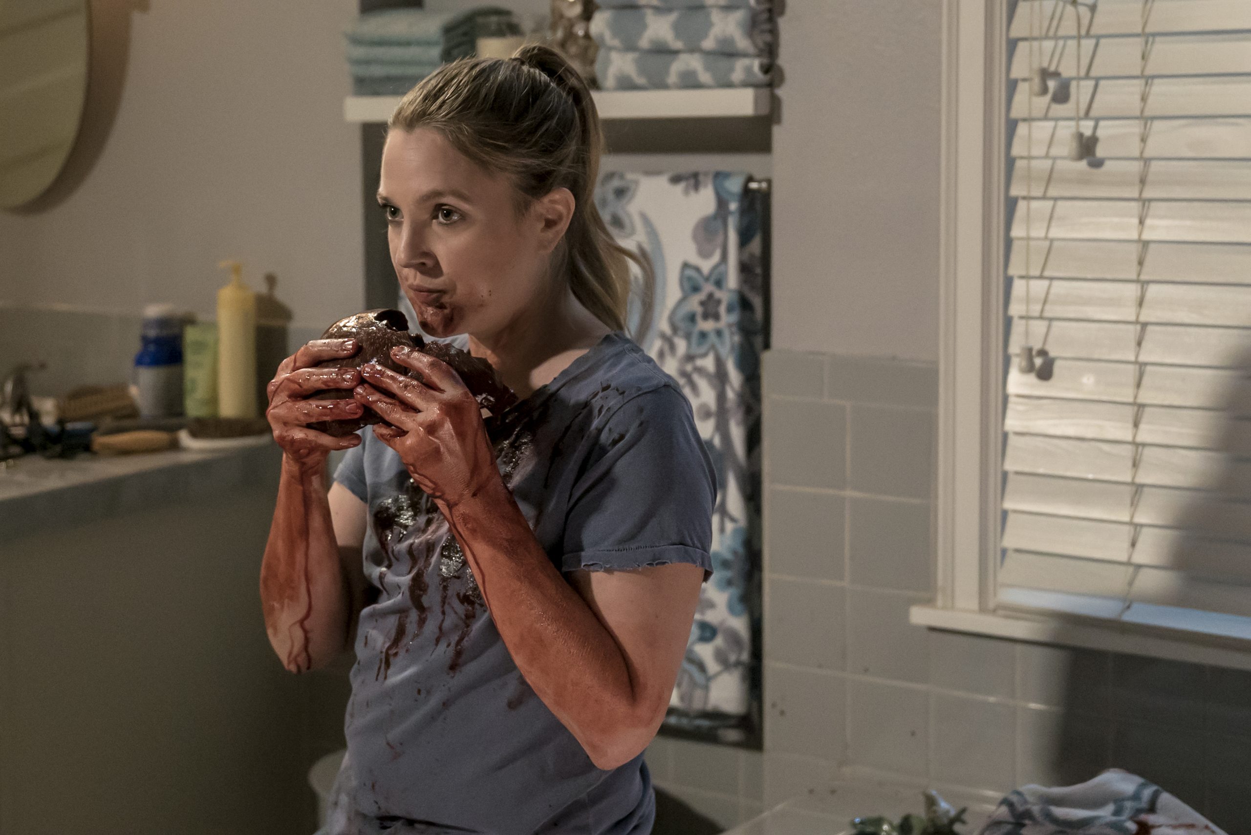 SANTA CLARITA DIET. Drew Barrymore jako mamuśka zombie