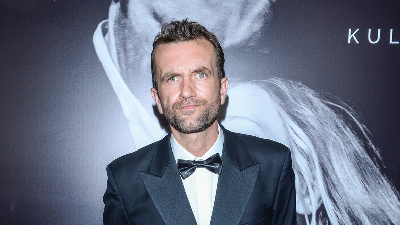 TOMASZ KOT na pierwszym zdjęciu promocyjnym z "A Perfect Enemy"