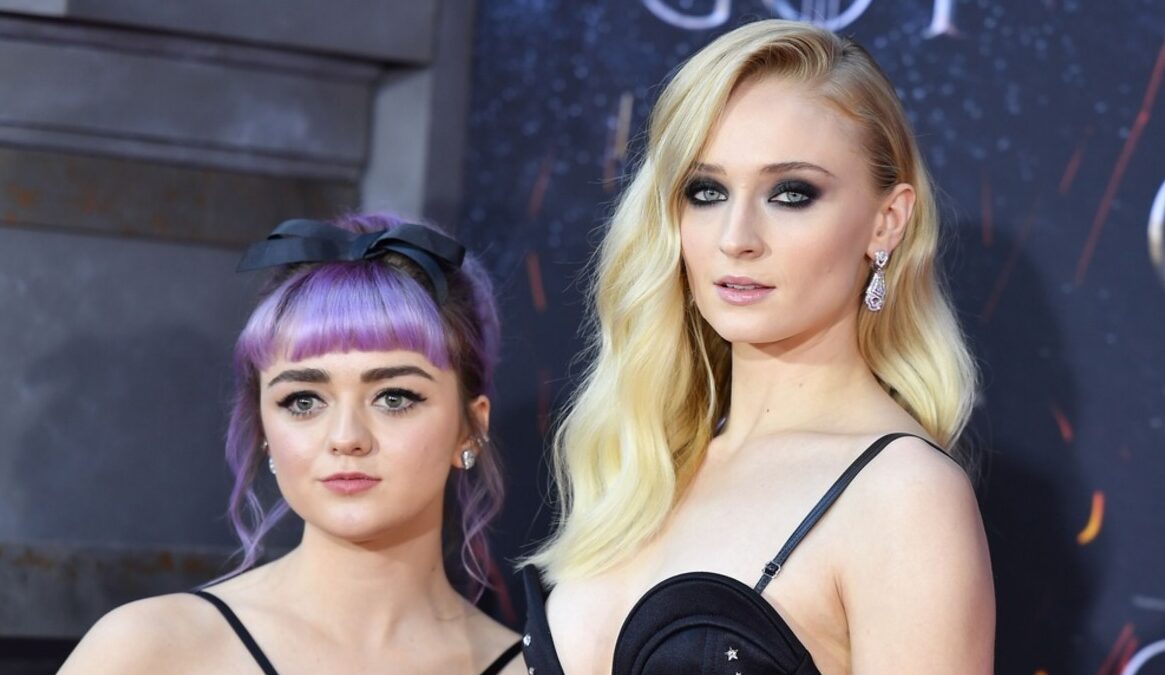 Twórcy GRY O TRON opowiadają o żarcie, jaki zrobili MAISIE WILLIAMS i SOPHIE TURNER. "Zaczęły płakać"