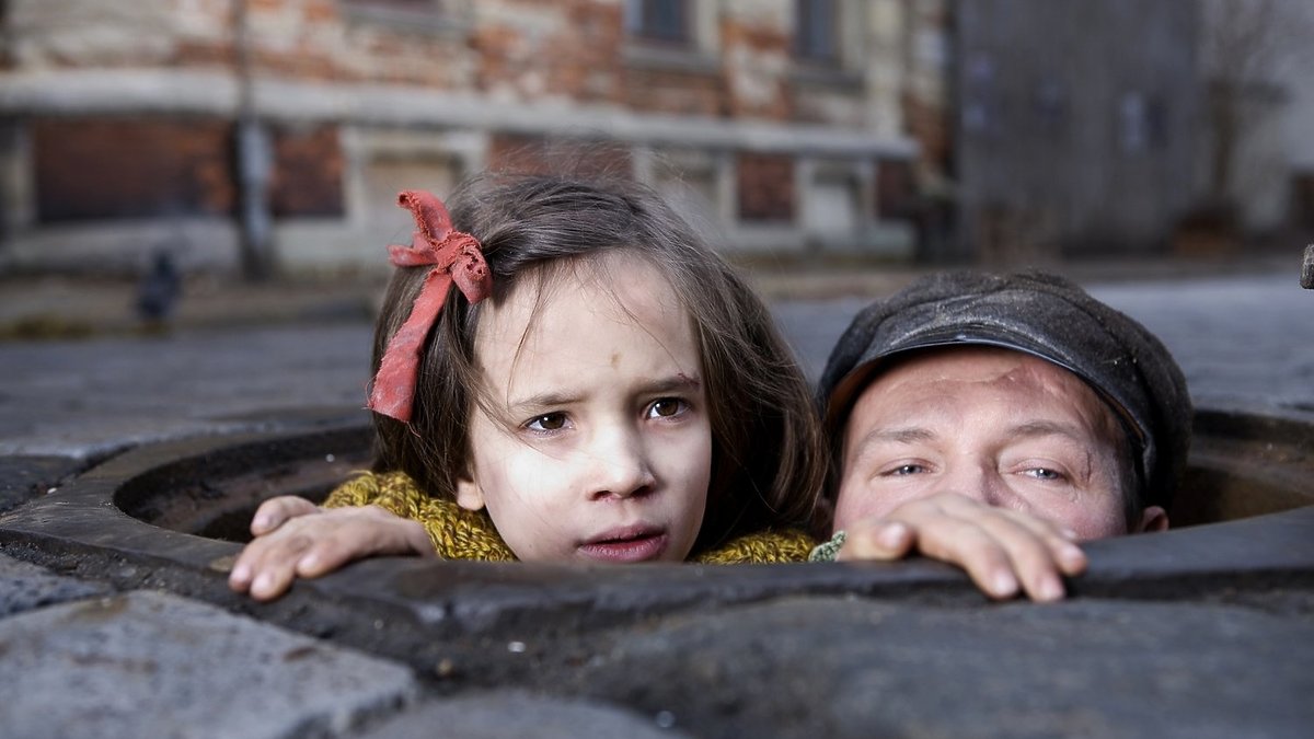 W CIEMNOŚCI. Z dystansem i wyczuciem | film.org.pl W CIEMNOŚCI. Z dystansem i wyczuciem