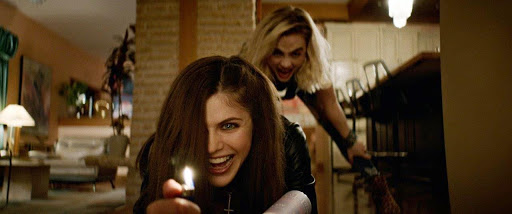 W SKÓRACH DEMONA. Zwiastun heavy metalowego horroru z Alexandrą Daddario