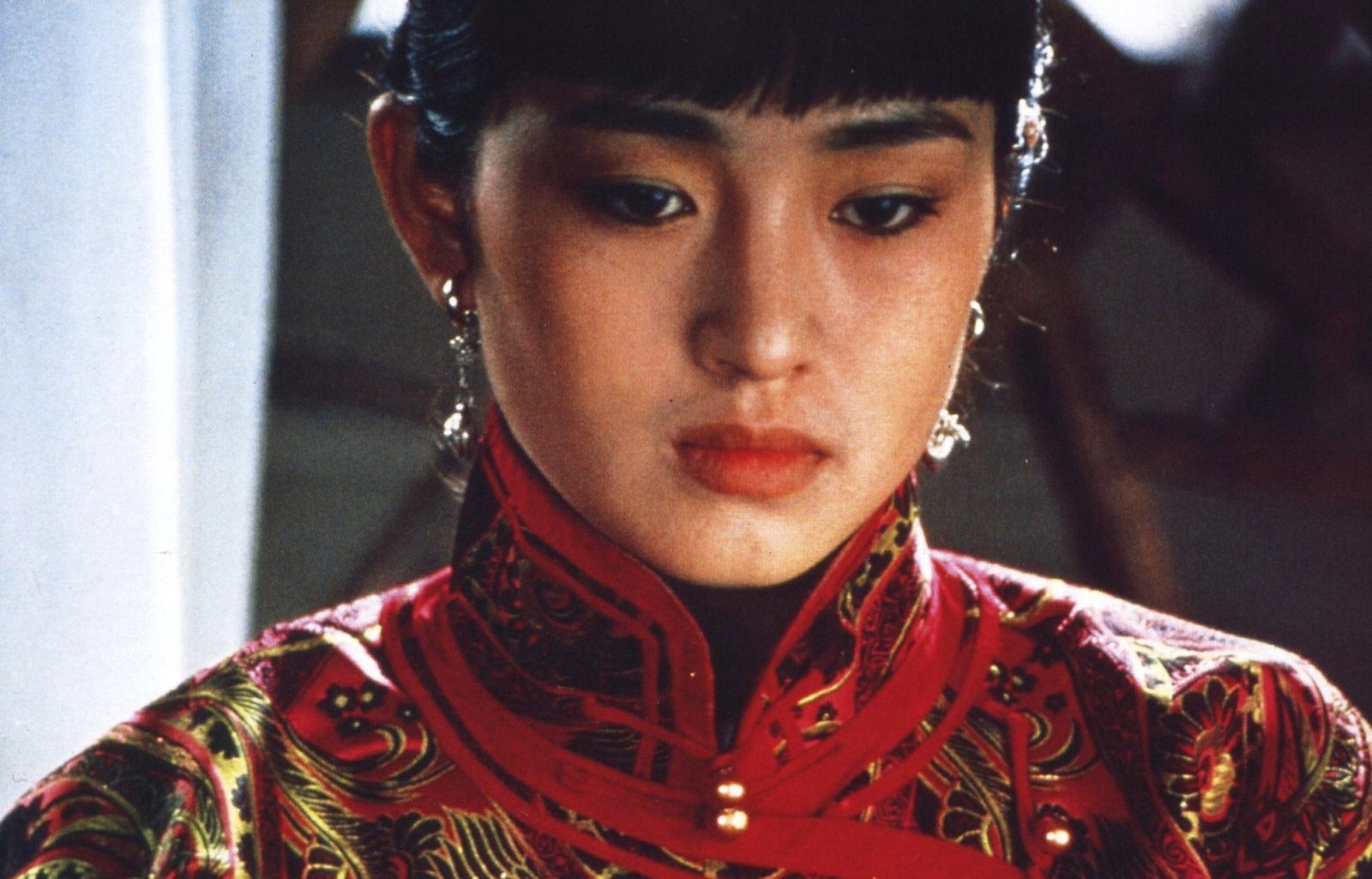 ZAWIEŚCIE CZERWONE LATARNIE. W pułapce obyczajów