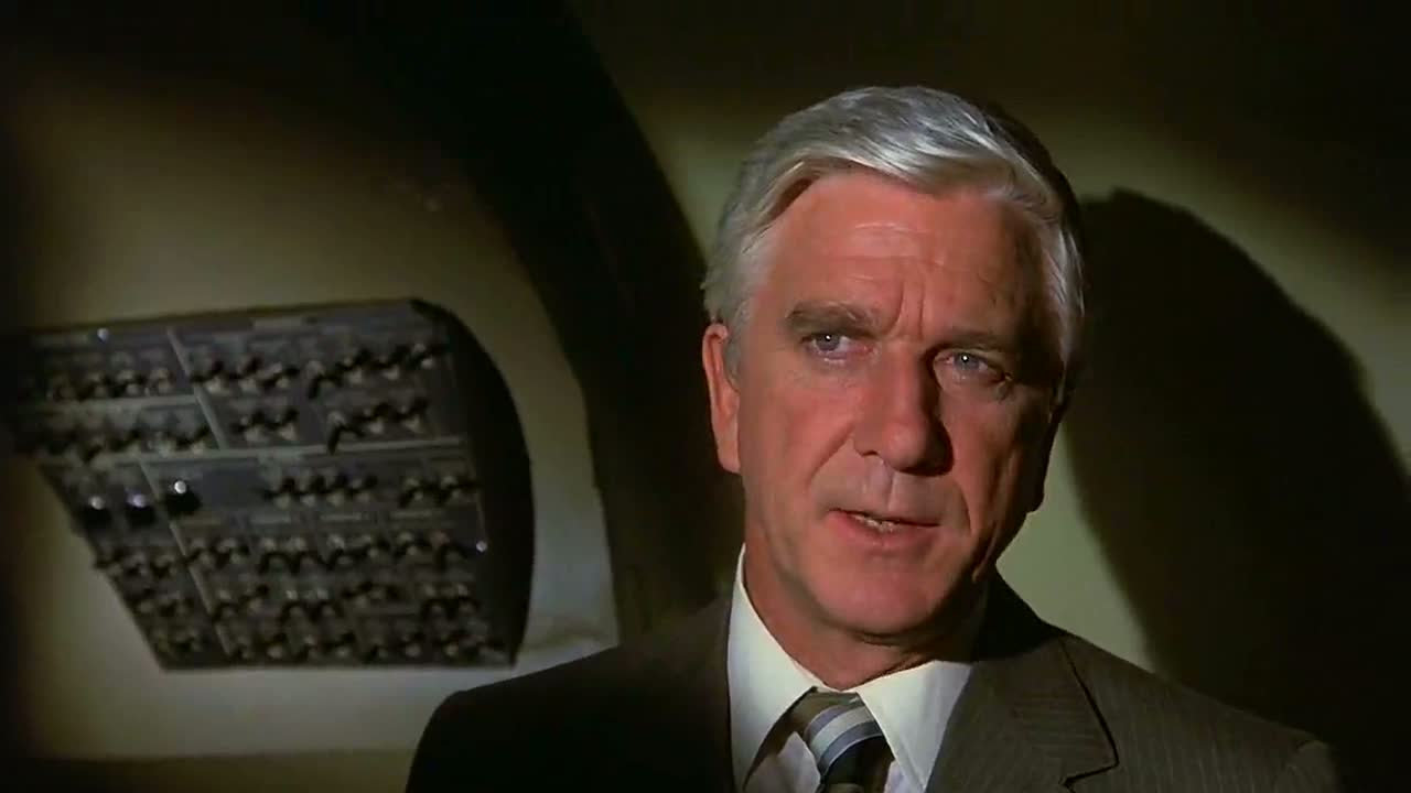 Leslie Nielsen w filmie Czy leci z nami pilot