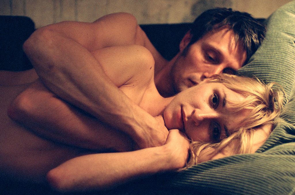 Mads Mikkelsen, Sonja Richter; kadr z filmu "Otwarte serca"