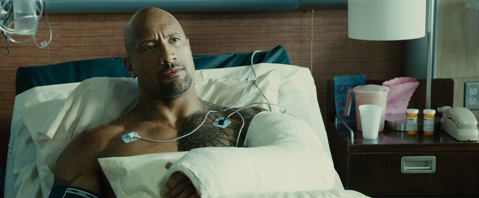 Żeby zagipsować tę wielką łapę, musiały przyjechać dwie gruchy lejące gips 