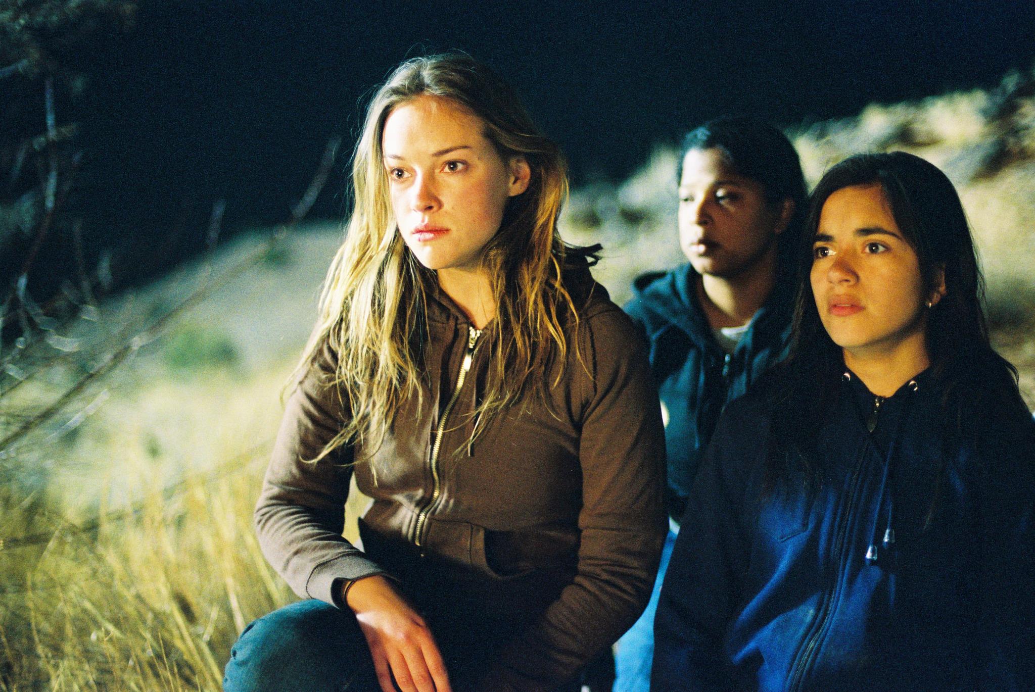 still-of-alicja-bachleda-and-paulina-gaitan-in-trade-(2007)-large-picture