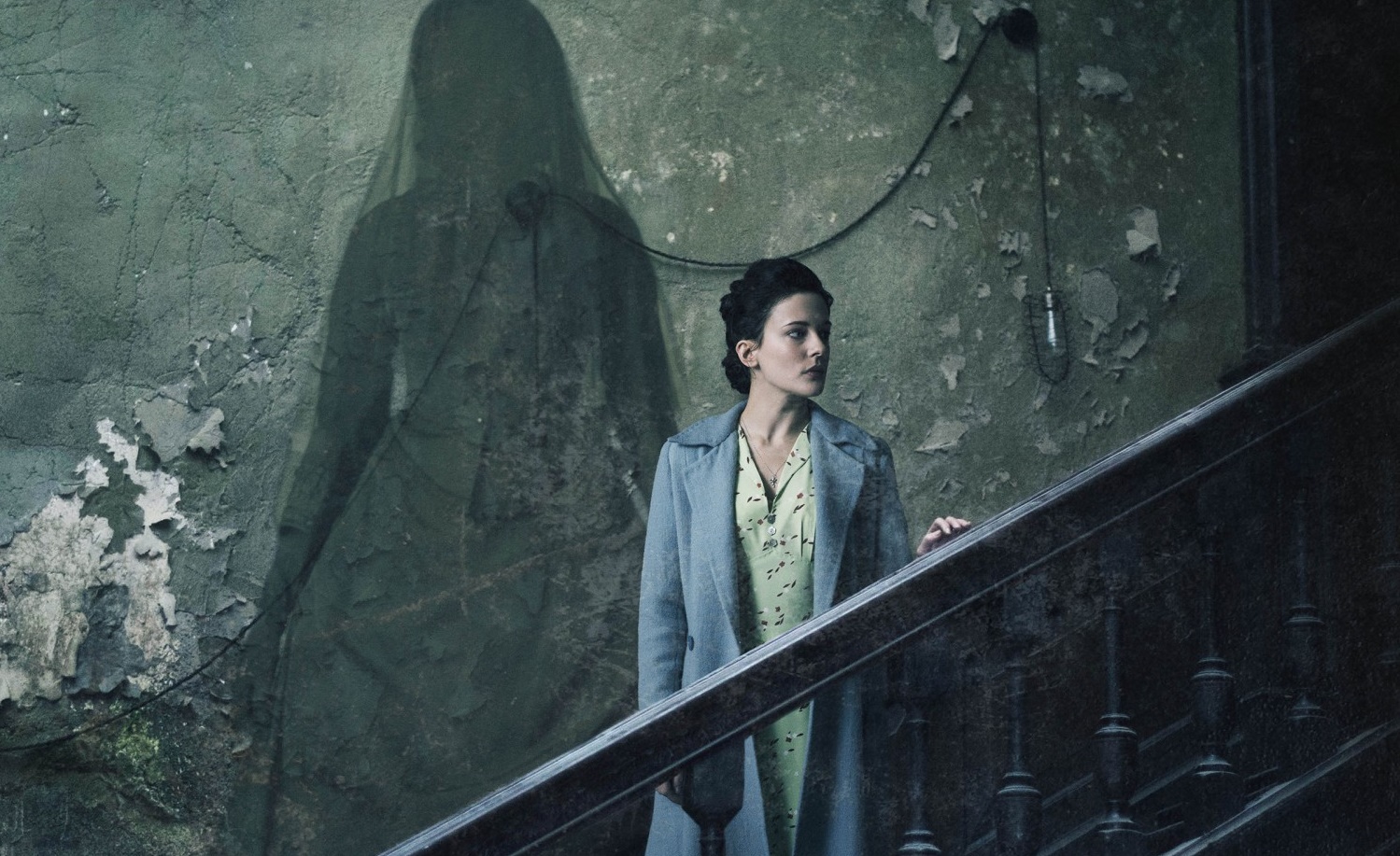 woman_in_black_angel_of_death_01