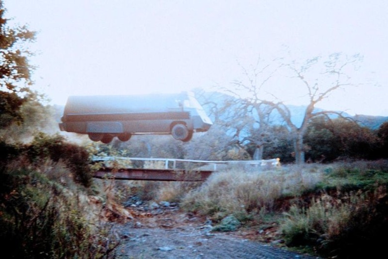 Commobile 5 – z zewnątrz może wydawać się niepozorny, ale tak naprawdę dysponuje w środku miejscem dla piątki dorosłych osób, sekcją sypialnianą, pełnym wyposażeniem bojowym i motocyklami (zabrakło tylko miejsca dla kuca).