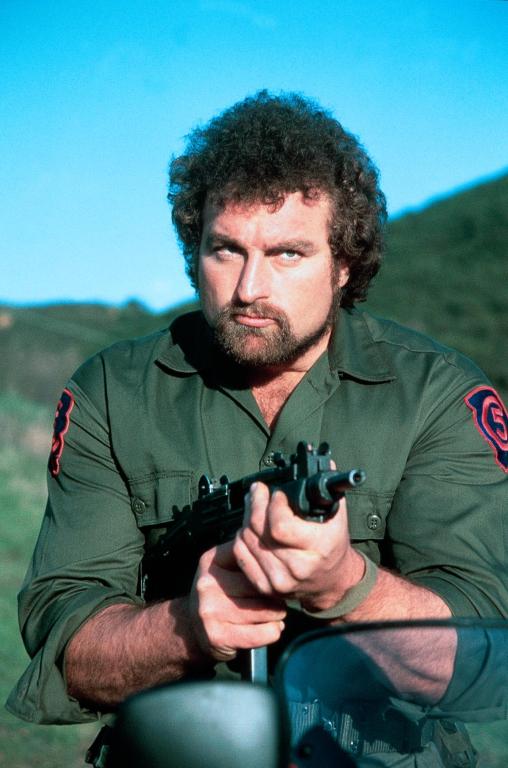 Jako ciekawostkę dodam, że powyższy odpowiednik B.A. Baracusa, to John Matuszak (tutaj wcielający się w postać Nicka Kowalskiego, szalonego sapera). Dokładnie ten aktor zagrał postać Lotney’a „Sloth” Fratelli w filmie „Goonies” (nie pamiętacie ”Slotha”? Wujek Google przypomni, hehe).