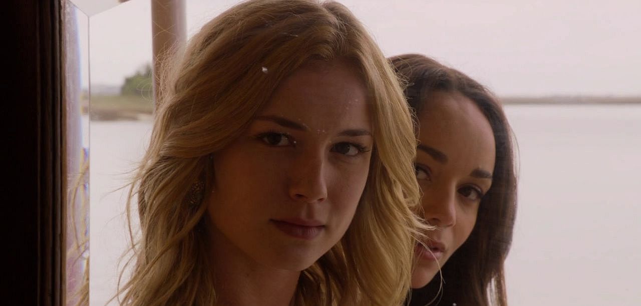 incepcja-kulisy-8 | film.org.pl Emily VanCamp jako Emily Thorne w „Revenge”, 01×01, „Pilot”. W tle Ashley Madekwe jako Ashley Davenport