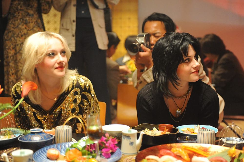 Dakota Fanning i Kristen Stewart w filmie The Runaways