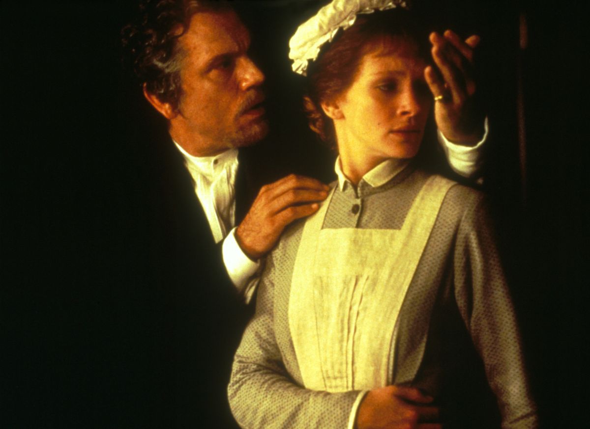 Mary-Reilly-2 | film.org.pl Man in a formal tuxedo steadies a young woman in a maid’s uniform, his hand on her shoulder as she looks away.