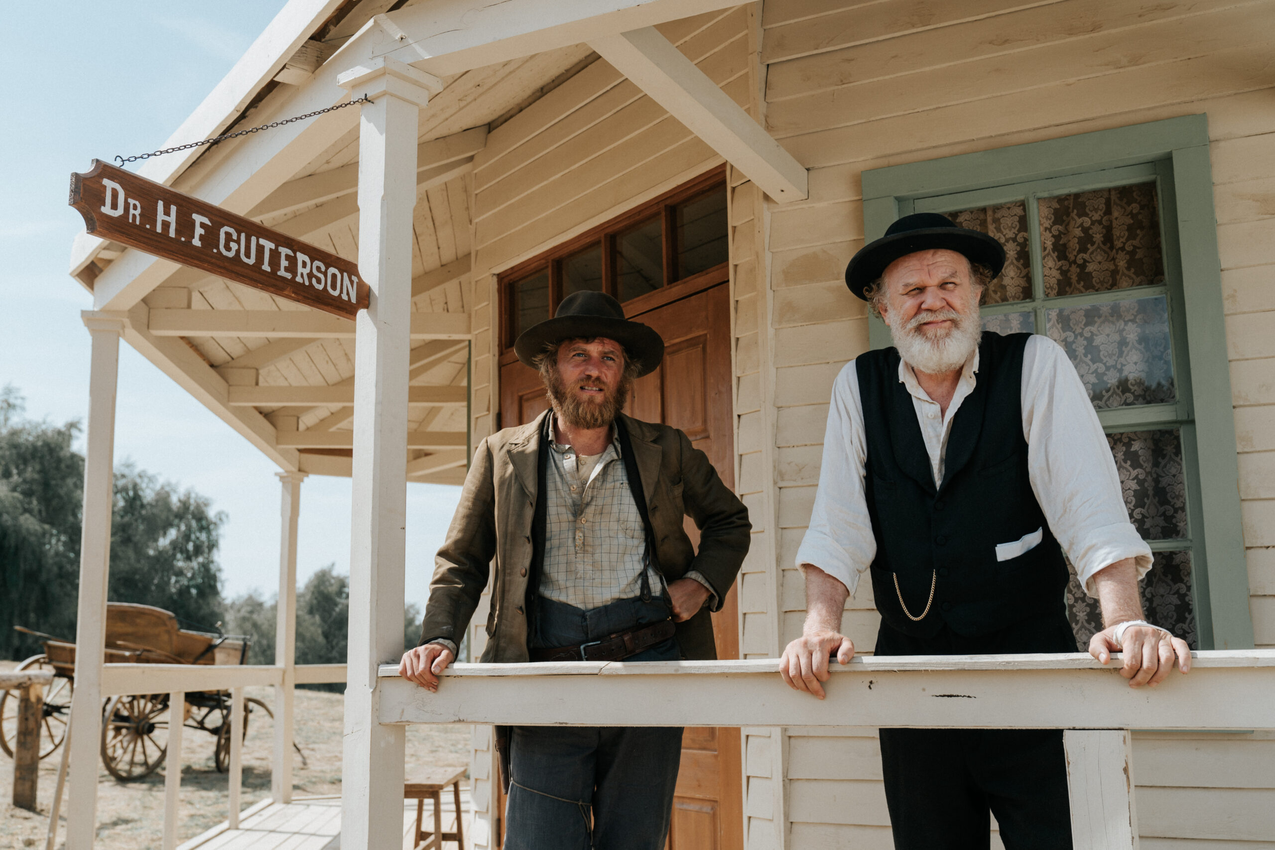 Johnny Flynn i John C. Reilly w filmie "Modlitwa za umierających".