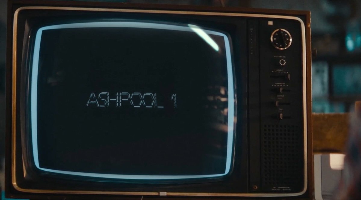 neuromancer-5 | film.org.pl Vintage CRT television with a blue glow on the screen, retro knobs and speaker on the right side.