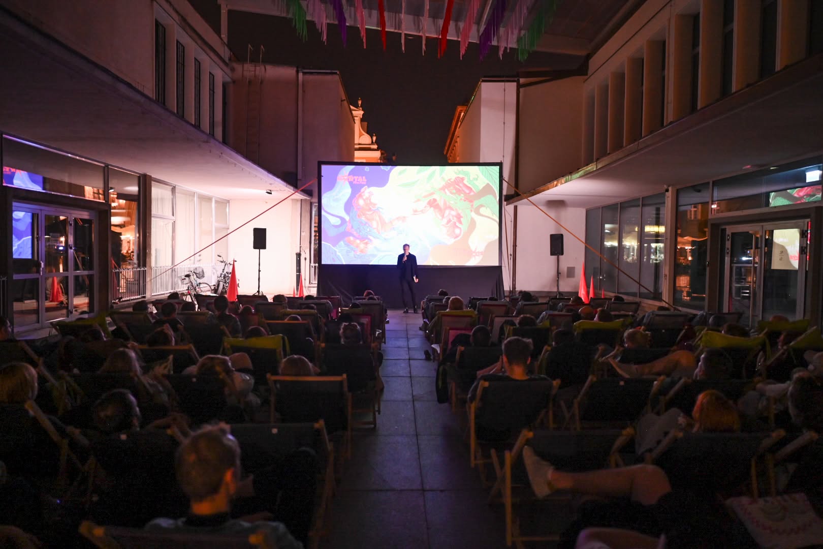 Jakub Turkiewicz - kurator Portal Film Fest zapowiada jeden z filmów festiwalu. Fot. Portal Film Fest.