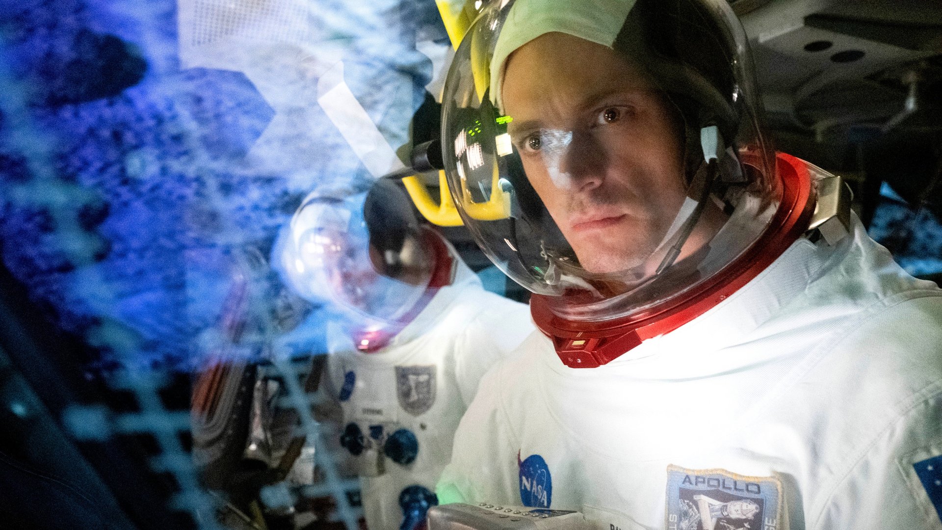 Kadr z serialu For All Mankind: mężczyzna w białym skafandrze kosmicznym z przezroczystym hełmem, za szybą widoczny drugi astronauta.