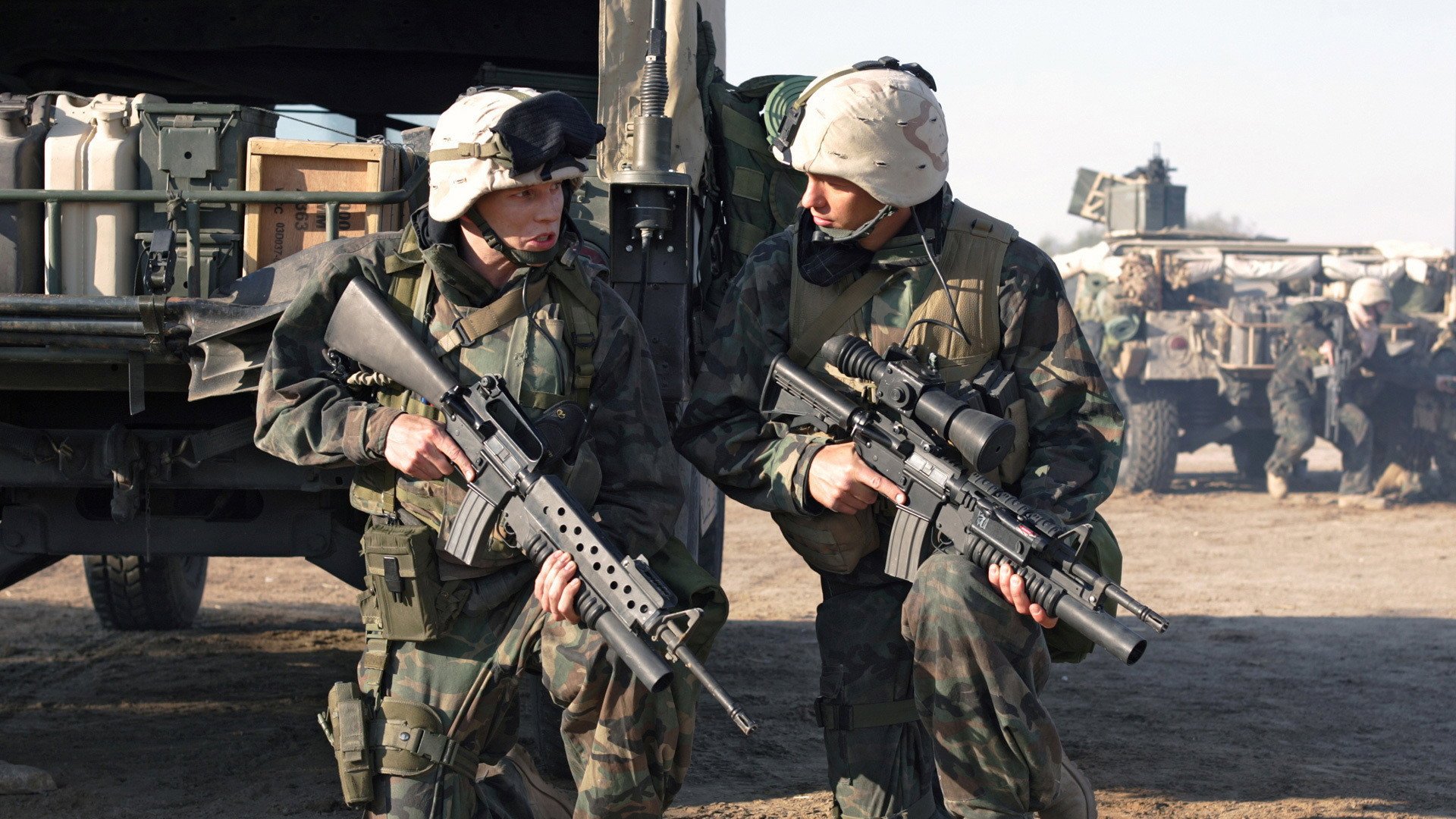 Generation Kill Czas wojny Generation Kill kadr | film.org.pl Kadr z serialu Generation Kill: Czas wojny: dwaj żołnierze w mundurach kamuflażowych kucają przy ciężarówce, trzymając karabiny z celownikami.