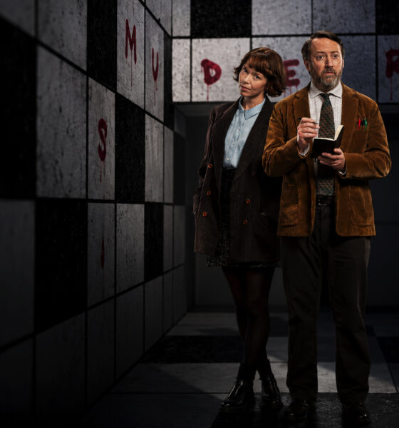 Ten kryminał to szalone połączenie MORDERSTW PO SĄSIEDZKU i PEEP SHOW z 93% pozytywnych recenzji