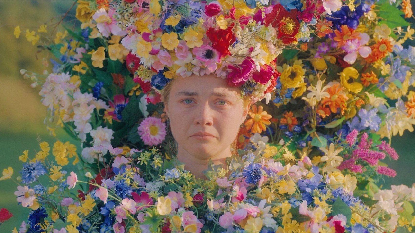 Midsommar W biały dzień Midsommar kadr | film.org.pl Kadr z filmu Midsommar. W biały dzień: kobieta z zapłakaną twarzą otoczona bukietami kwiatów, wieniec z kolorowych kwiatów na głowie.