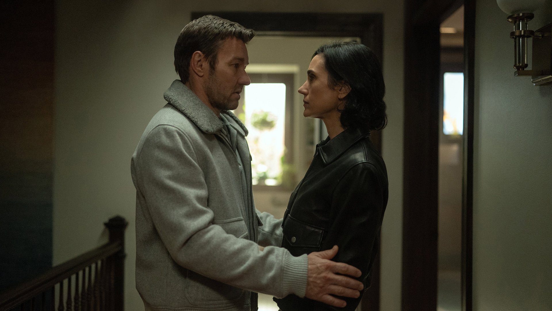 Mroczna materia Dark Matter kadr | film.org.pl Kadr z serialu Mroczna materia: mężczyzna w szarej kurtce obejmuje kobietę w czarnej skórzanej kurtce w korytarzu.