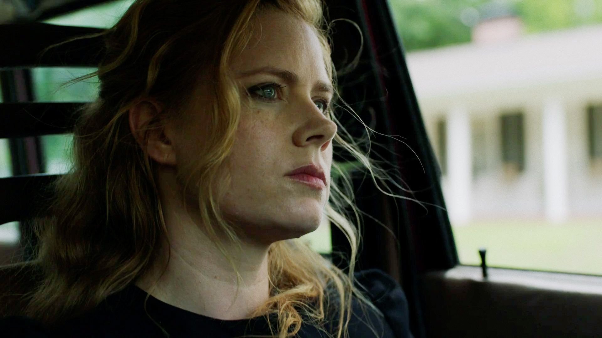 Ostre przedmioty Sharp Objects kadr | film.org.pl Kadr z serialu Ostre przedmioty: kobieta z falującymi rudawymi włosami patrzy przez okno samochodu na biały dom. True Detective