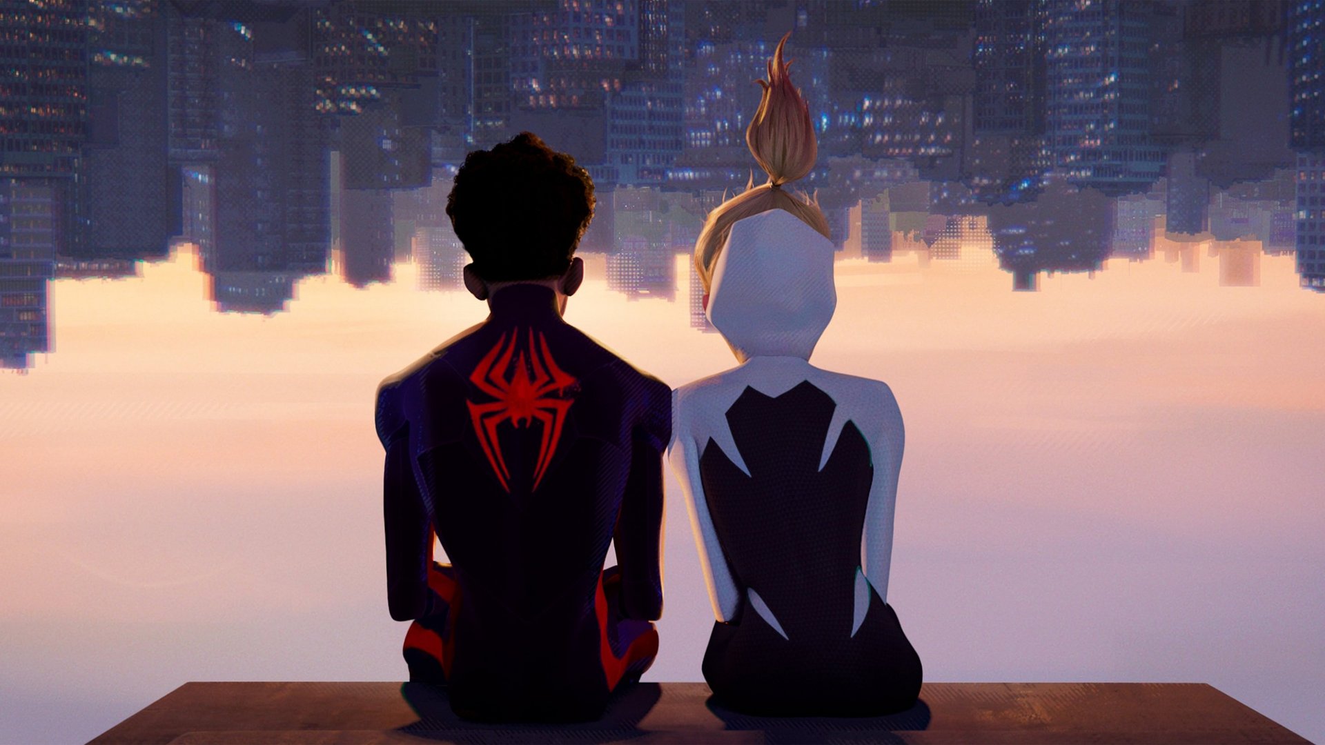 Spider-Man Poprzez multiwersum Spider-Man Across the Spider-Verse kadr | film.org.pl Kadr z filmu Spider-Man: Poprzez multiwersum: dwie postacie w kostiumach siedzą tyłem na krawędzi, nad odwróconym miastem.